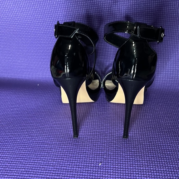 LOVIN’ NINE WEST PATENT LEATHER HEELS - Picture 4 of 5